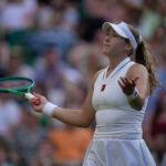 Mirra Andreeva z Ruska reaguje po strate bodu proti Češke Barbore Krejčíkovej v zápase 2. kola dvojhry žien na tenisových majstrovstvách Wimbledonu v Londýne, v stredu 1. júla 2026.
