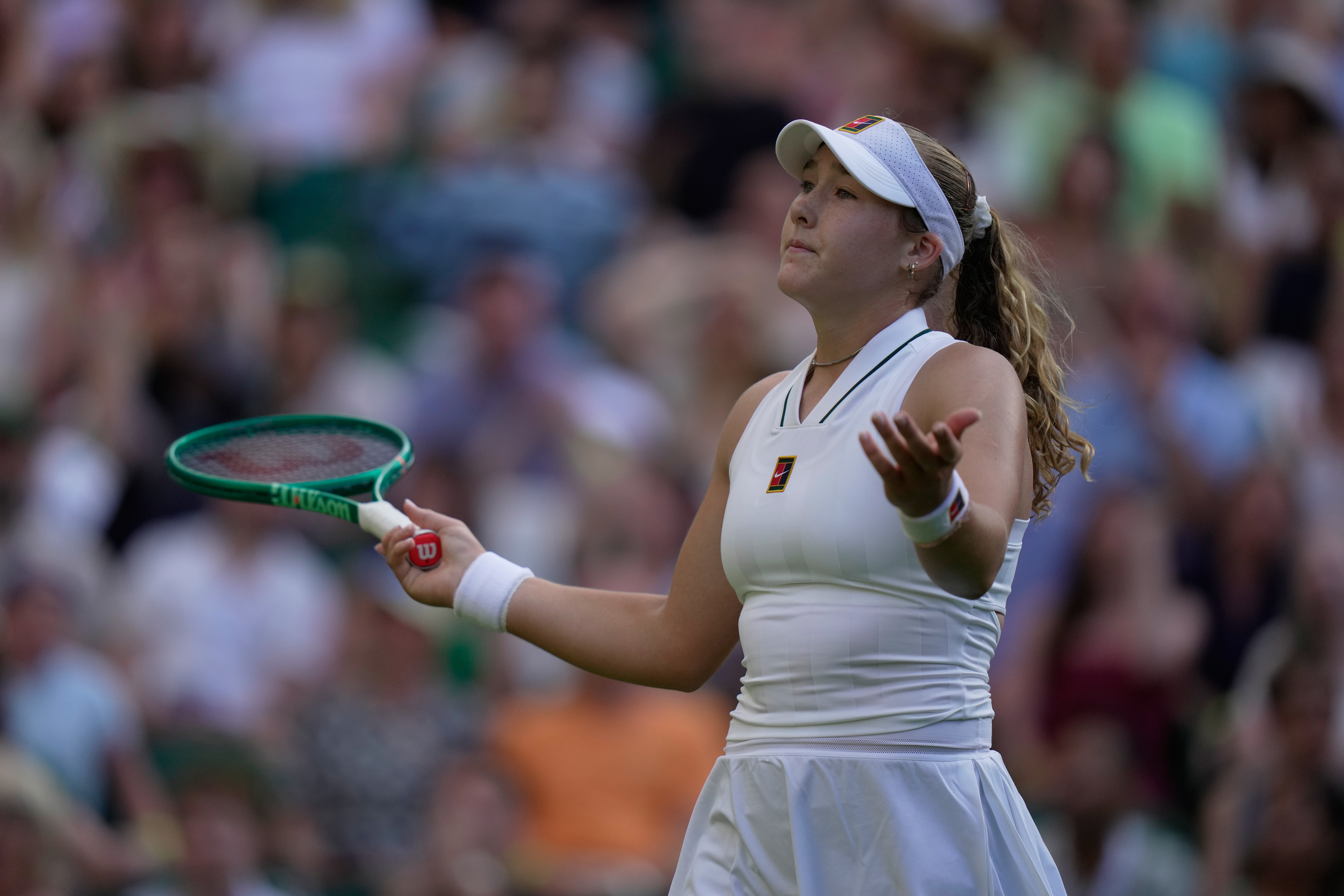 Mirra Andreeva z Ruska reaguje po strate bodu proti Češke Barbore Krejčíkovej v zápase 2. kola dvojhry žien na tenisových majstrovstvách Wimbledonu v Londýne, v stredu 1. júla 2026.