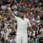 Srb Novak Djokovič oslavuje víťazstvo proti Stefanosovi Tsitsipasovi z Grécka v zápase druhého kola dvojhry mužov na tenisových majstrovstvách Wimbledonu v Londýne, v stredu 1. júla 2026
