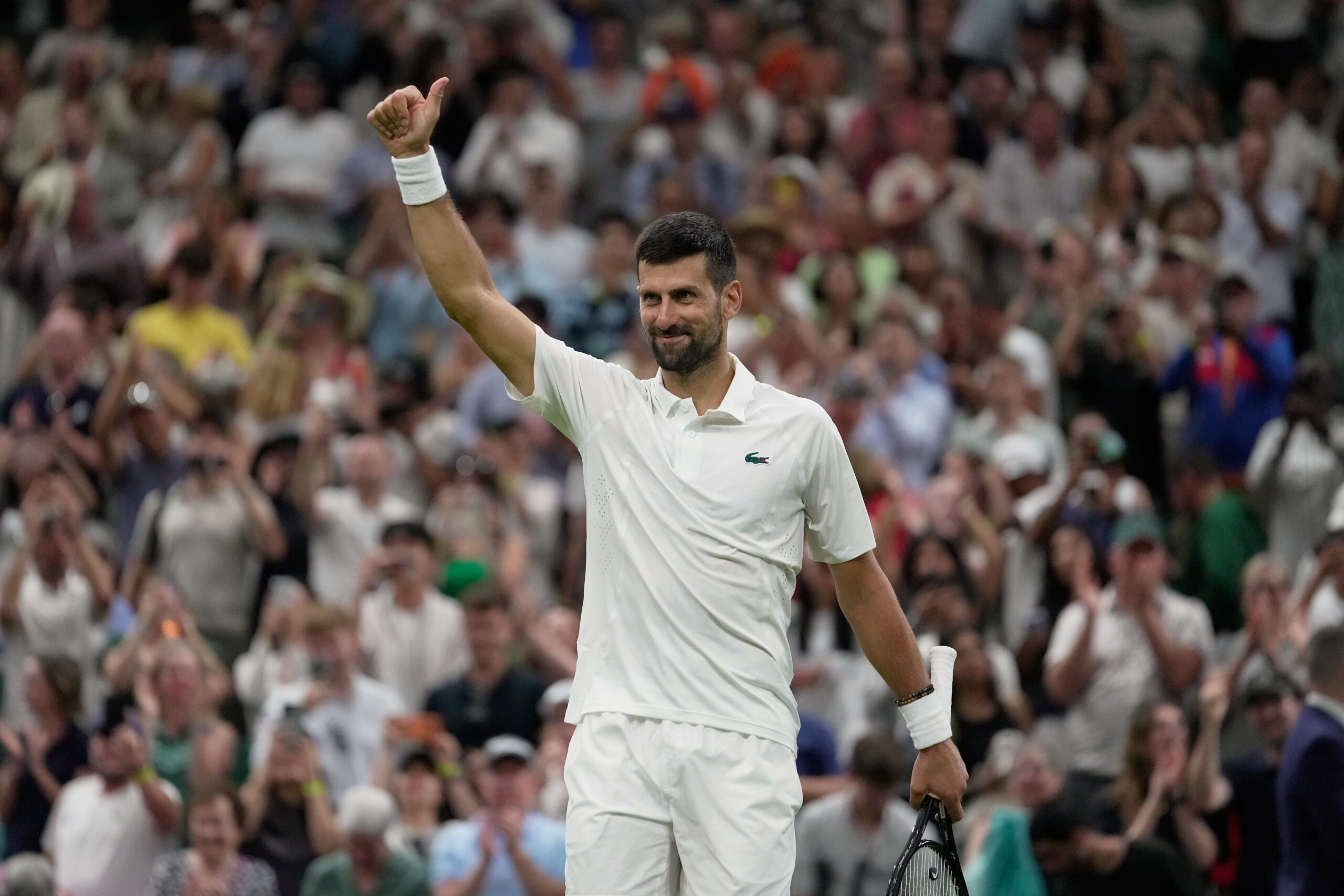 Srb Novak Djokovič oslavuje víťazstvo proti Stefanosovi Tsitsipasovi z Grécka v zápase druhého kola dvojhry mužov na tenisových majstrovstvách Wimbledonu v Londýne, v stredu 1. júla 2026