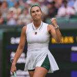 Bieloruska Aryna Sabalenková oslavuje víťazstvo nad Američankou McCartney Kesslerovou v zápase 2. kola dvojhry žien na tenisových majstrovstvách Wimbledonu v Londýne, v stredu 1. júla 2026.