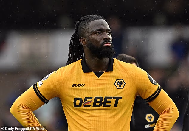 Wolves boli nútení ZRUŠIŤ tréning, pretože zakázaná hviezda odmietla opustiť ihrisko – a je vynútená dodatočná bezpečnosť, aby sa hráč nedostal do Compton Parku