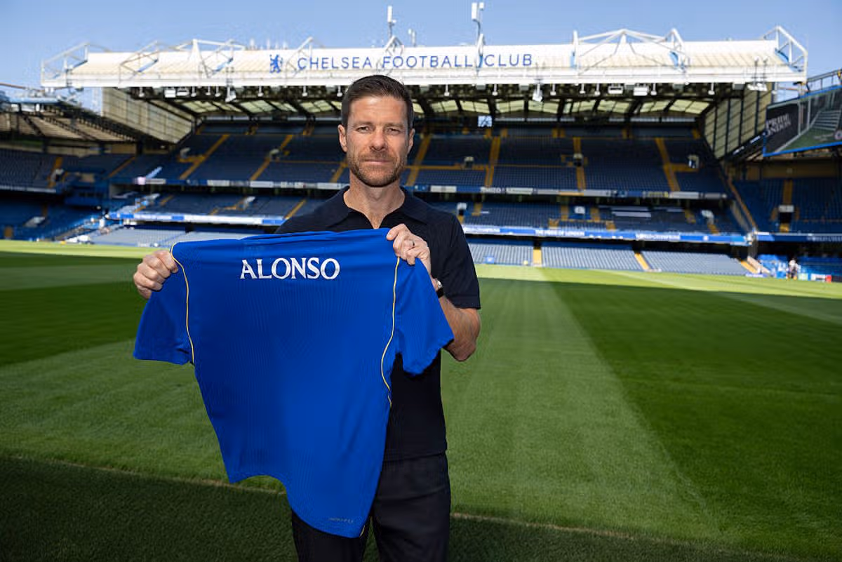 Xabi Alonso je novým trénerom Chelsea