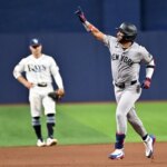 6. júla 2026; Petrohrad, Florida, USA; Krátke stopér New York Yankees Jose Caballero (72) reaguje po tom, čo v ôsmej smene proti Tampe Bay Rays na Tropicana Field zasiahol samostatný homerun. Povinný kredit: Jonathan Dyer-Imagn Images