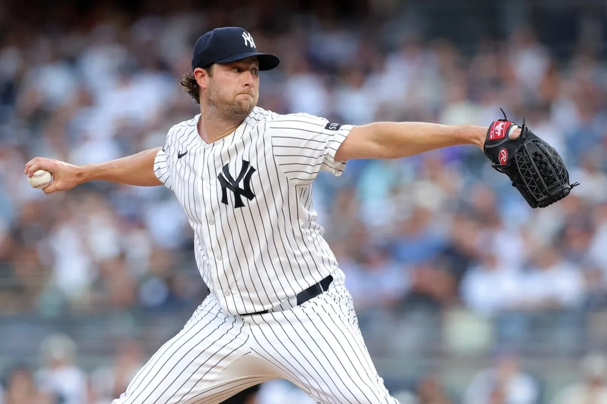 17. júla 2026; Bronx, New York, USA; Nadhadzovač Gerrit Cole (45) z New York Yankees nastúpi počas prvej zmeny na štadióne Yankee proti Los Angeles Dodgers. Povinný kredit: Brad Penner-Imagn Images