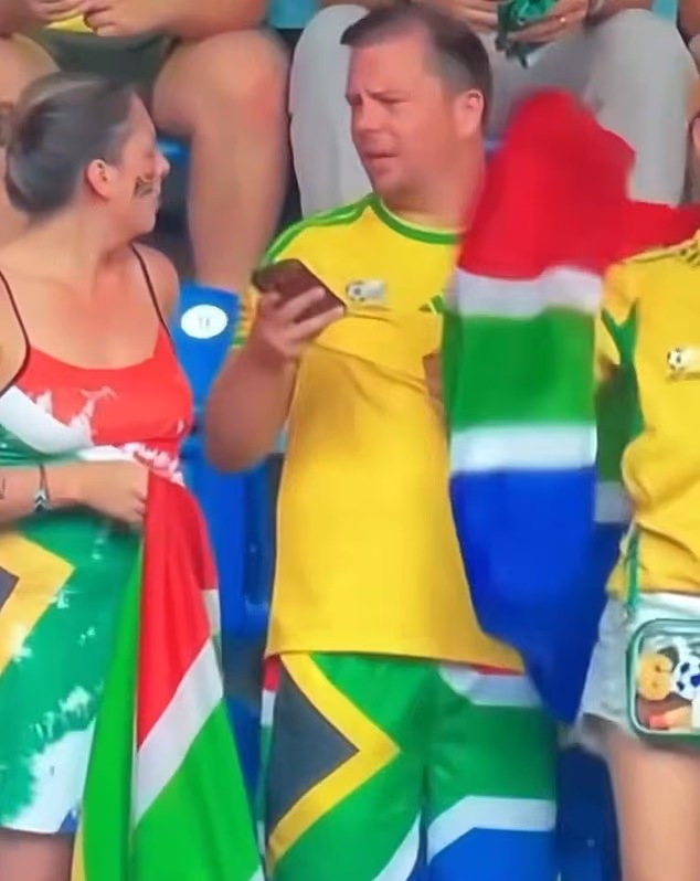 Video dvoch hašteriacich sa juhoafrických fanúšikov, ktorí vyzerali ako pár, sa stalo virálnym