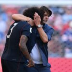 6. júla 2026; Seattle, Washington, USA; Chris Richards z USA vyzerá skľúčene, keď ho po zápase po vypadnutí z majstrovstiev sveta utešuje tréner Mauricio Pochettino. Povinný kredit: Steven Bisig-Imagn Images