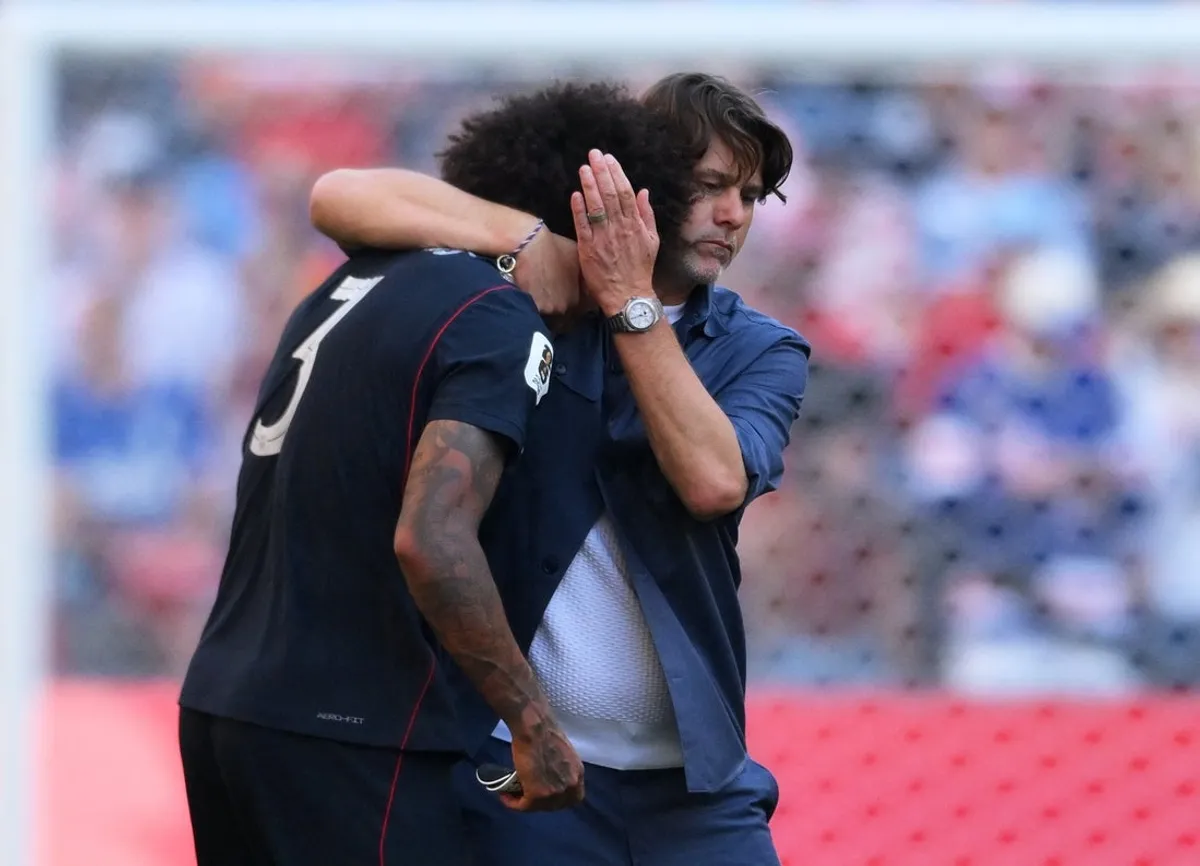 6. júla 2026; Seattle, Washington, USA; Chris Richards z USA vyzerá skľúčene, keď ho po zápase po vypadnutí z majstrovstiev sveta utešuje tréner Mauricio Pochettino. Povinný kredit: Steven Bisig-Imagn Images
