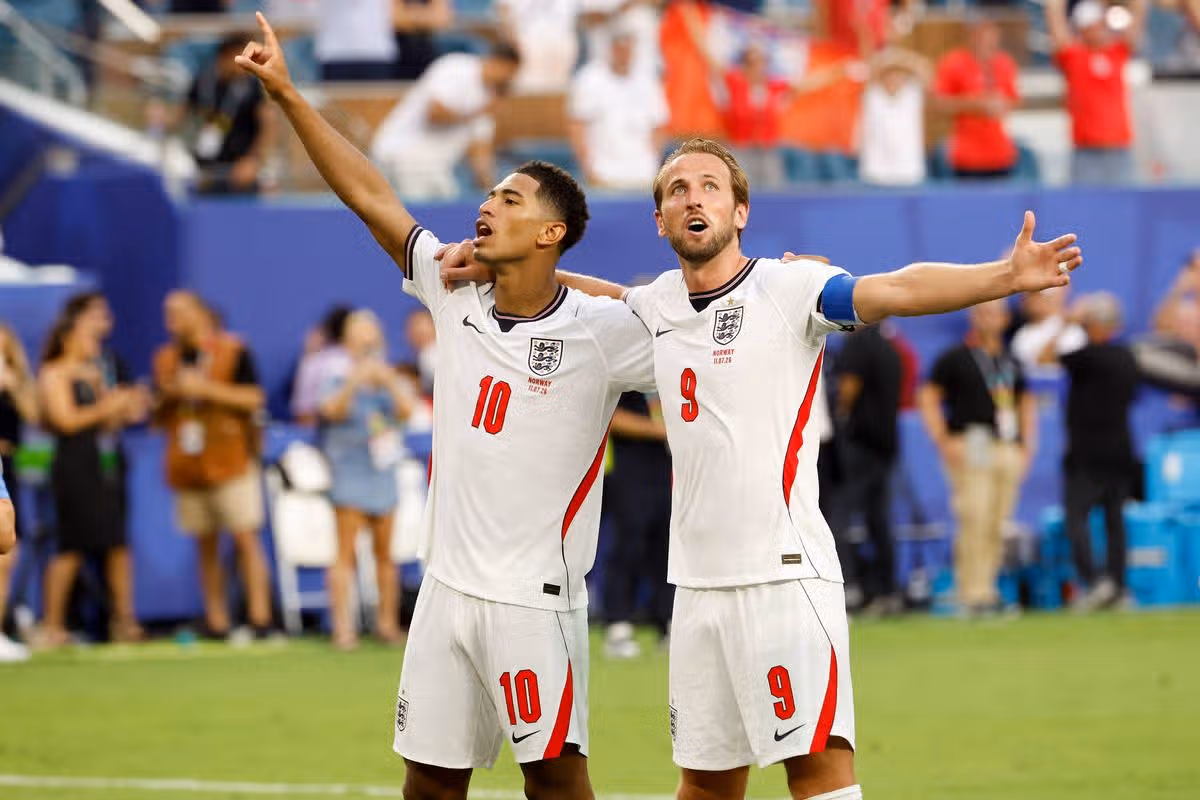MIAMI GARDENS, FLORIDA – 11. JÚLA: Jude Bellingham #10, Harry Kane #9 z Anglicka oslavujú víťazstvo po štvrťfinálovom futbalovom zápase FIFA World Cup 2026 medzi Nórskom a Anglickom na Miami Stadium 11. júla 2026 v Miami Gardens na Floride. (Foto: Jean Catuffe/Getty Images)