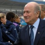 Prezident FIFA Joseph Blatter víta ženský tím USA pred zápasom proti Severnej Kórei v Chengdu.