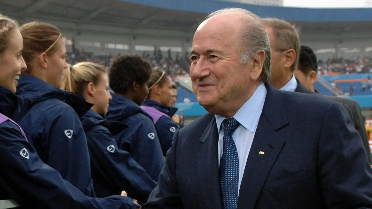 Prezident FIFA Joseph Blatter víta ženský tím USA pred zápasom proti Severnej Kórei v Chengdu.