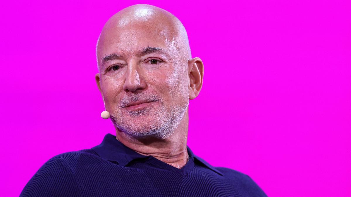 Zakladateľ Amazonu Bezos rokuje so skupinou, ktorá má záujem o kúpu podielu v Liverpoole
