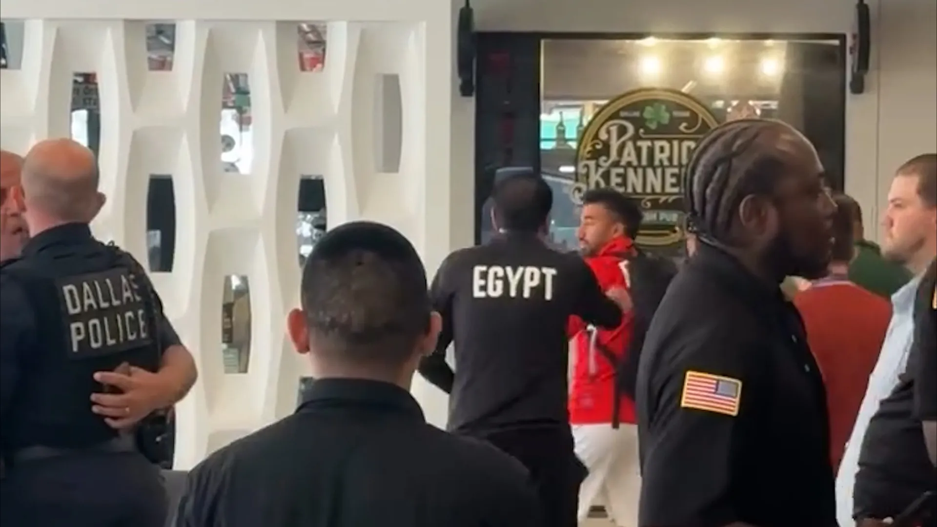 Zamestnanci americkej polície vyvolali hádku s egyptskými hráčmi, ktorí pózovali s fanúšikmi | Majstrovstvá sveta 2026