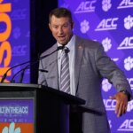 16. júla 2026; Charlotte, NC, USA; Hlavný tréner Clemson Dabo Swinney hovorí s médiami počas Media Day v Hilton Charlotte Uptown. Povinný kredit: Jim Dedmon-Imagn Images