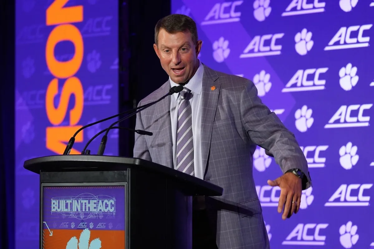 16. júla 2026; Charlotte, NC, USA; Hlavný tréner Clemson Dabo Swinney hovorí s médiami počas Media Day v Hilton Charlotte Uptown. Povinný kredit: Jim Dedmon-Imagn Images