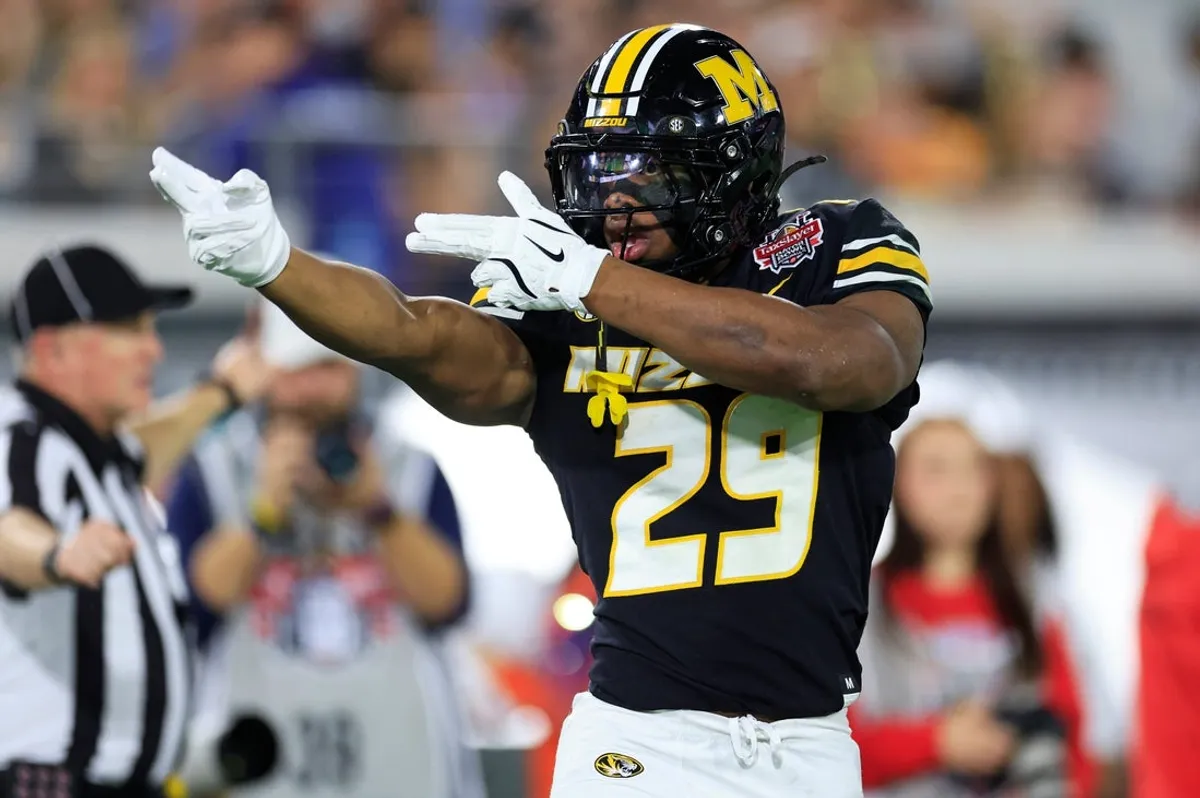 Missouri Tigers running back Ahmad Hardy (29) reaguje na svoj prvý down pickup počas prvého štvrťroka TaxSlayer Gator Bowl na EverBank Stadium, v sobotu 27. decembra 2025 v Jacksonville. Florida (Corey Perrine/Florida Times-Union)