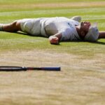 Arthur Fery reaguje po tom, čo v stredu vo štvrťfinále Wimbledonu zdolal Flavia Cobolliho.
