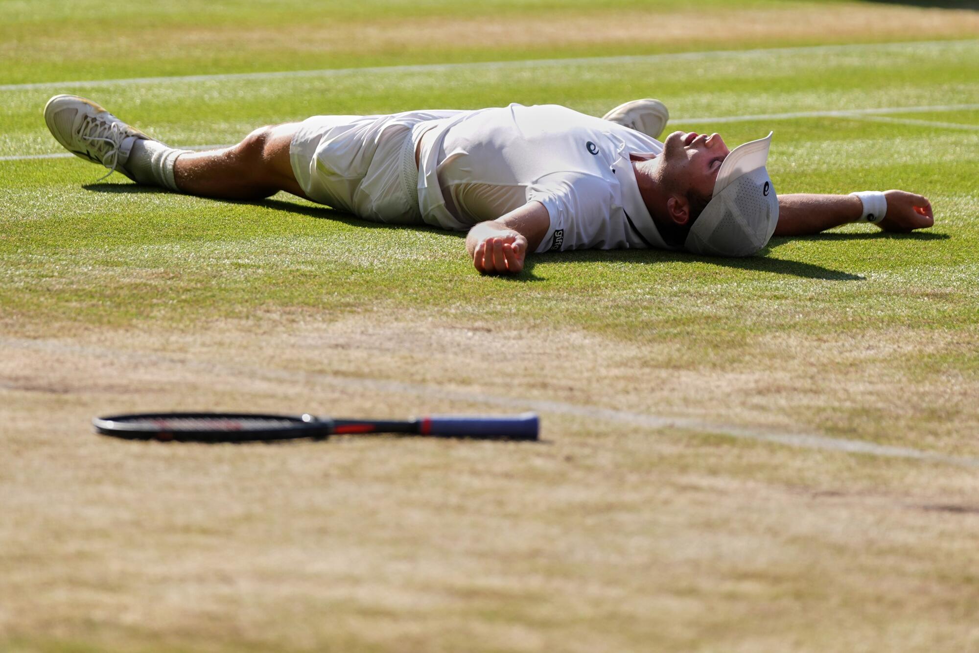 Arthur Fery reaguje po tom, čo v stredu vo štvrťfinále Wimbledonu zdolal Flavia Cobolliho.