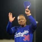 30. júna 2026; West Sacramento, Kalifornia, USA; Manažér Los Angeles Dodgers Dave Roberts (30) ukazuje smerom k davu po tom, čo Los Angeles Dodgers porazili Athletics, keď získal svoje 1000. víťazstvo v kariére ako manažér v Sutter Health Park. Povinný kredit: Scott Marshall-Imagn Images