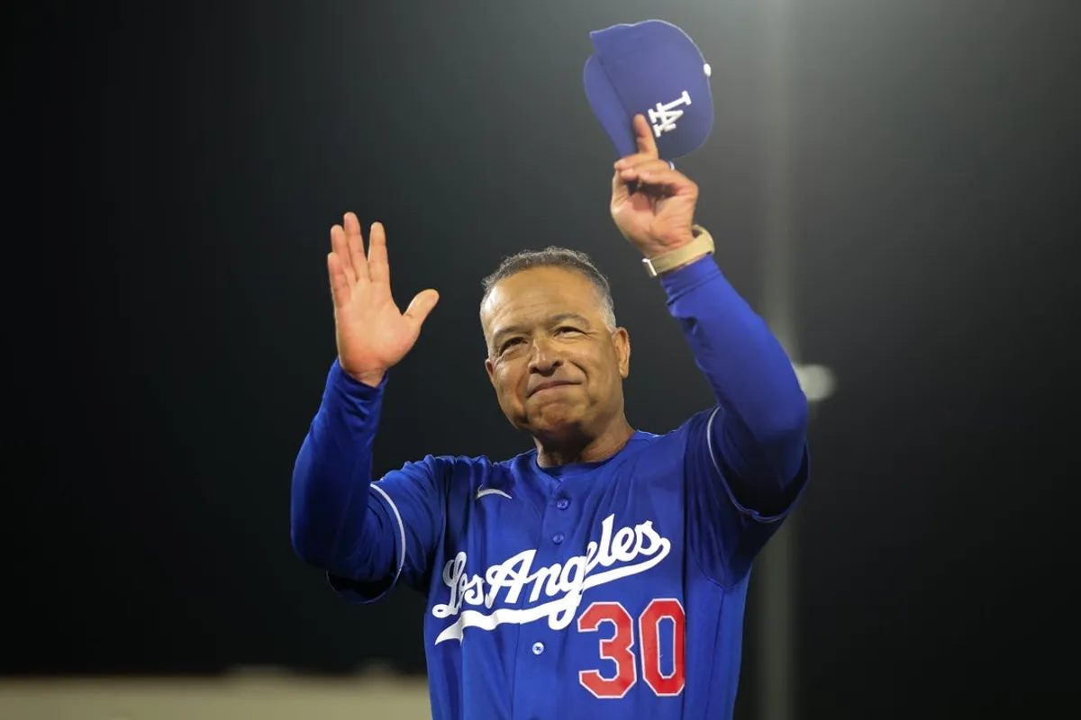 30. júna 2026; West Sacramento, Kalifornia, USA; Manažér Los Angeles Dodgers Dave Roberts (30) ukazuje smerom k davu po tom, čo Los Angeles Dodgers porazili Athletics, keď získal svoje 1000. víťazstvo v kariére ako manažér v Sutter Health Park. Povinný kredit: Scott Marshall-Imagn Images