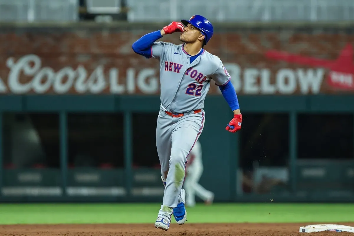 6. júla 2026; Cumberland, Georgia, USA; Ľavý hráč v poli New York Mets Juan Soto (22) oslavuje, že počas deviatej smeny v Truist Parku zaútočil proti Atlanta Braves. Povinný kredit: Jordan Godfree-Imagn Images