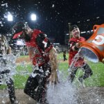 10. júla 2026; Chicago, Illinois, USA; Centrálny hráč Chicaga White Sox Tristan Peters (29) je po zápase proti Athletics at Rate Field poliaty druhým hráčom v poli Chase Meidroth (10) a tretím hráčom tímu Miguel Vargas (20). Povinný kredit: Matt Marton-Imagn Images