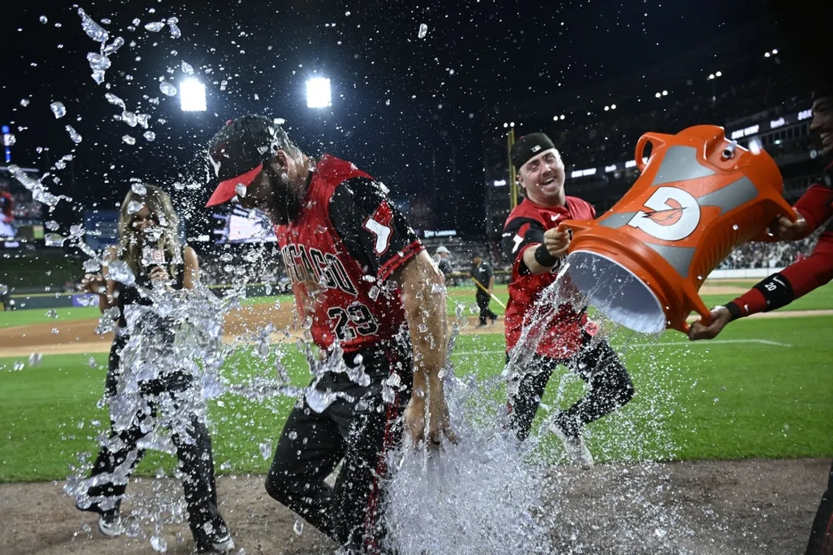 10. júla 2026; Chicago, Illinois, USA; Centrálny hráč Chicaga White Sox Tristan Peters (29) je po zápase proti Athletics at Rate Field poliaty druhým hráčom v poli Chase Meidroth (10) a tretím hráčom tímu Miguel Vargas (20). Povinný kredit: Matt Marton-Imagn Images