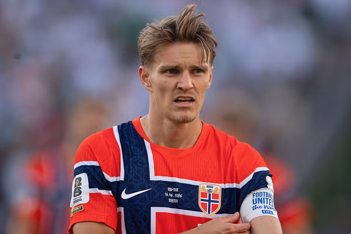 Martin Odegaard z Nórska sa pozerá na zápas I. skupiny majstrovstiev sveta vo futbale 2026 medzi Irakom a Nórskom na Boston Stadium 16. júna 2026 vo Foxborough v Spojených štátoch.