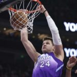 Walker Kessler sa namočí počas zápasu medzi Utah Jazz a Cleveland Cavaliers 23. marca.