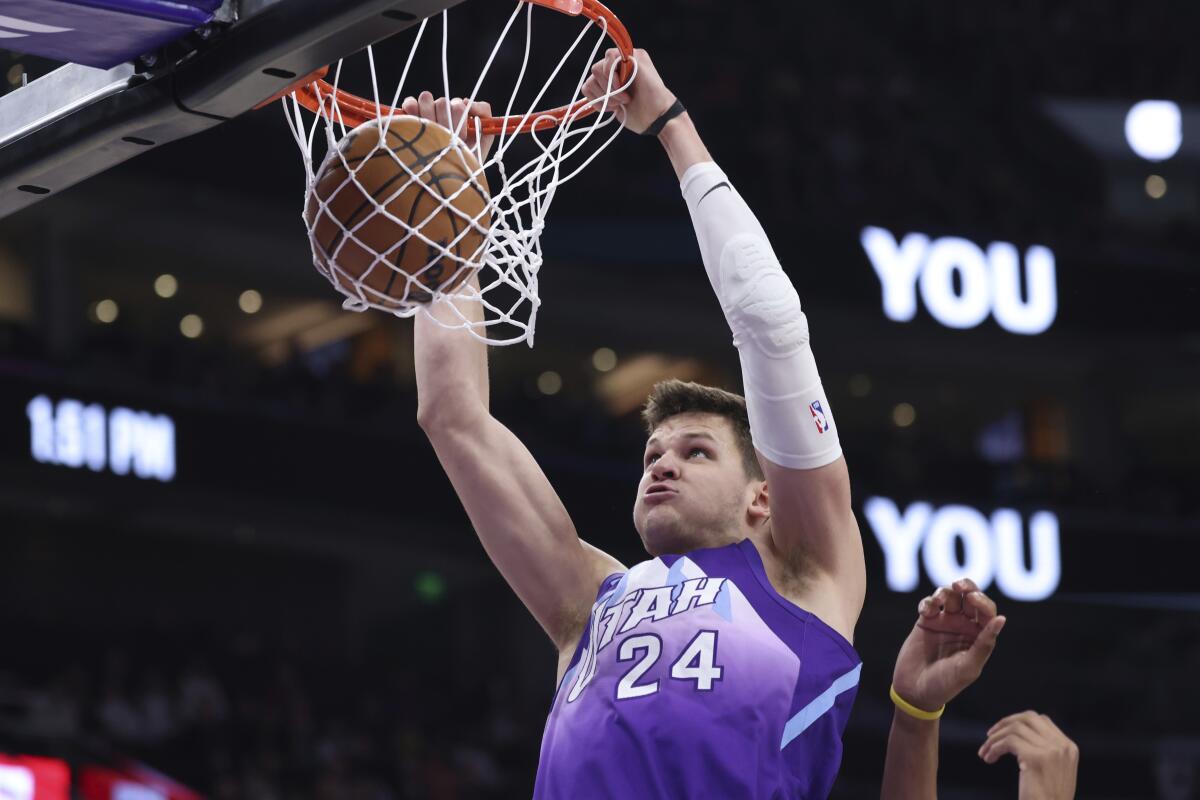 Walker Kessler sa namočí počas zápasu medzi Utah Jazz a Cleveland Cavaliers 23. marca.