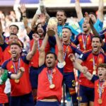 Rodri zo Španielska dvíha Trofej pre víťaza Svetového pohára FIFA po víťazstve tímu počas finálového zápasu Svetového pohára FIFA 2026 medzi Španielskom a