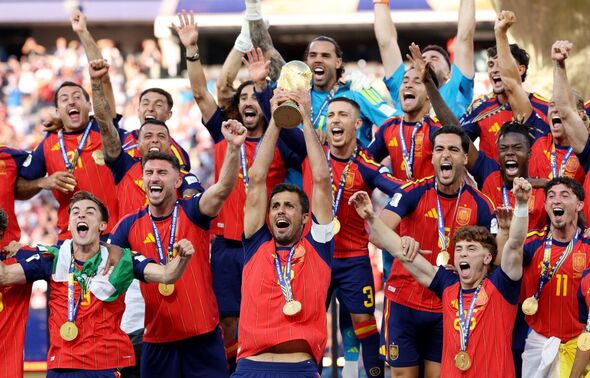 Rodri zo Španielska dvíha Trofej pre víťaza Svetového pohára FIFA po víťazstve tímu počas finálového zápasu Svetového pohára FIFA 2026 medzi Španielskom a
