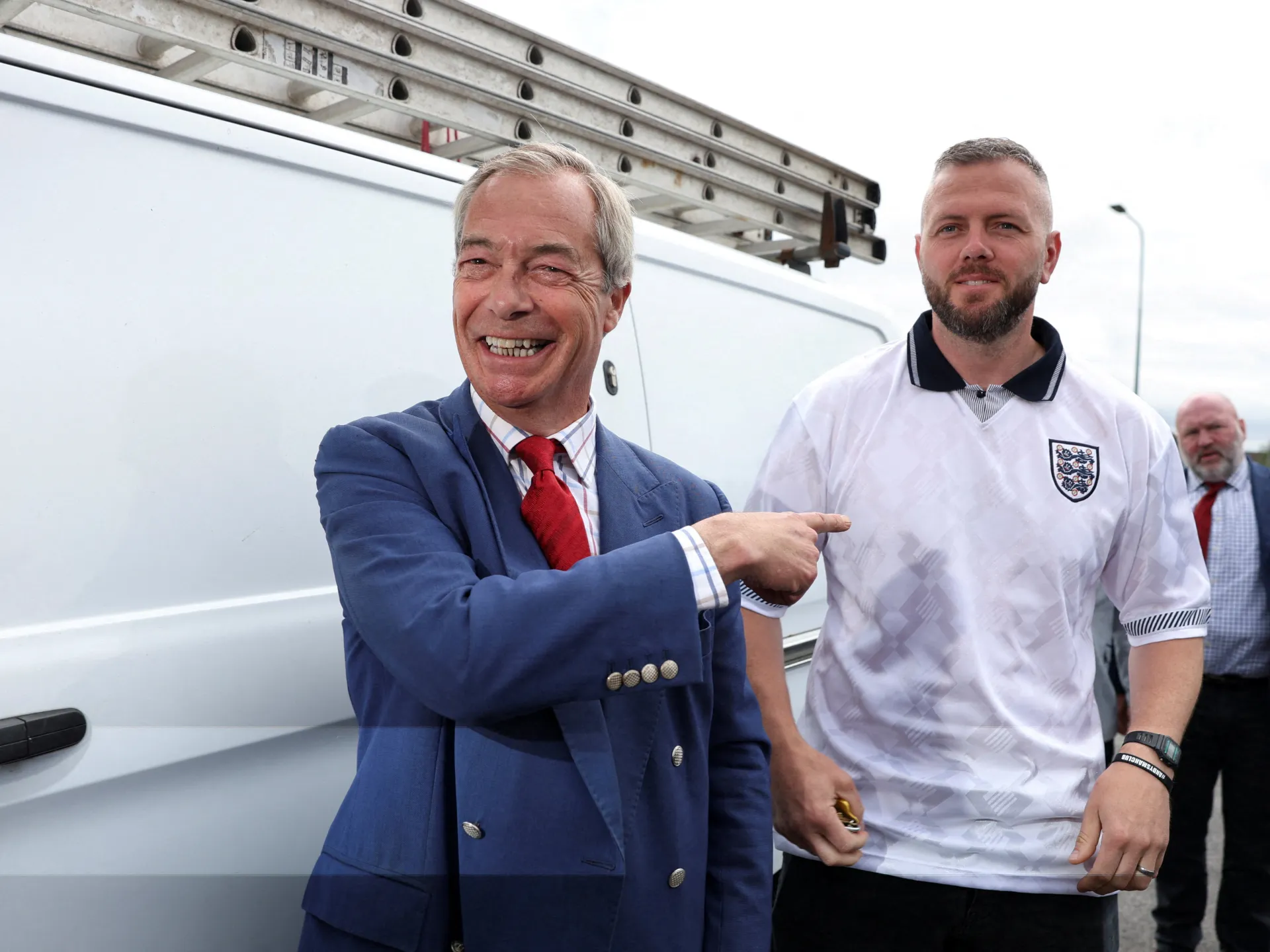 Zlatá dohoda britského Faragea testuje jeho populistickú značku, keď Restore Britain stúpa | Správy krajnej pravice