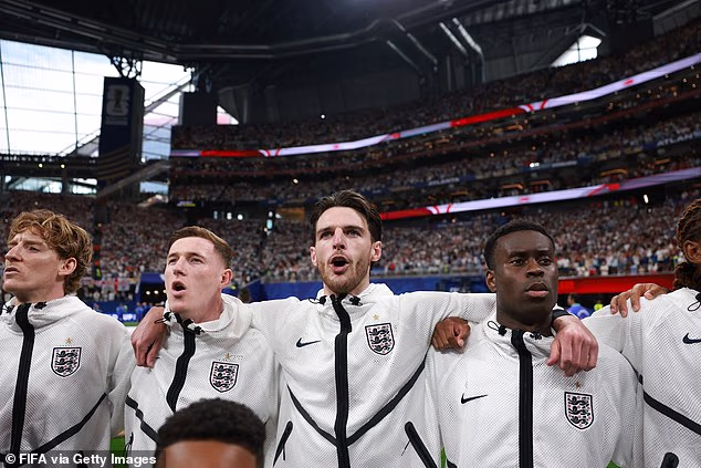 Dnes večer vypukla zúrivosť po tom, čo fanúšikovia Argentíny zapískali dostatočne nahlas, aby prehlušili God Save the King na štadióne MS v Atlante.