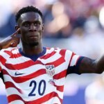 Folarin Balogun z USA oslavuje svoj prvý gól proti Bosne a Hercegovine.