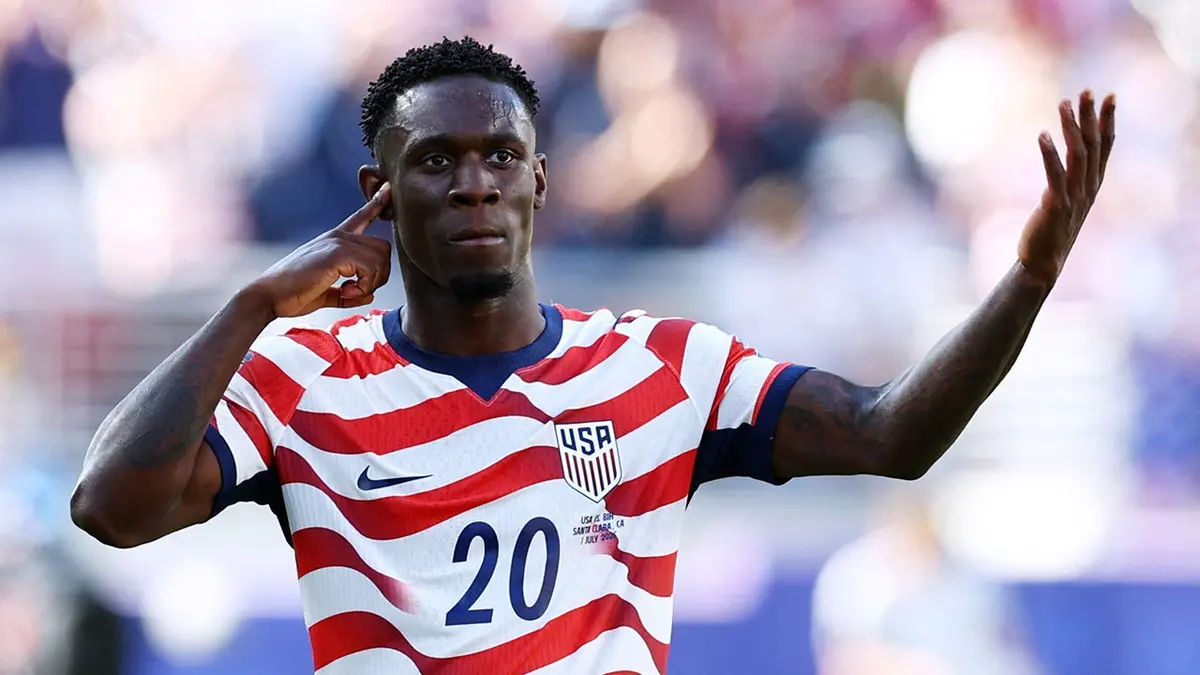 Folarin Balogun z USA oslavuje svoj prvý gól proti Bosne a Hercegovine.