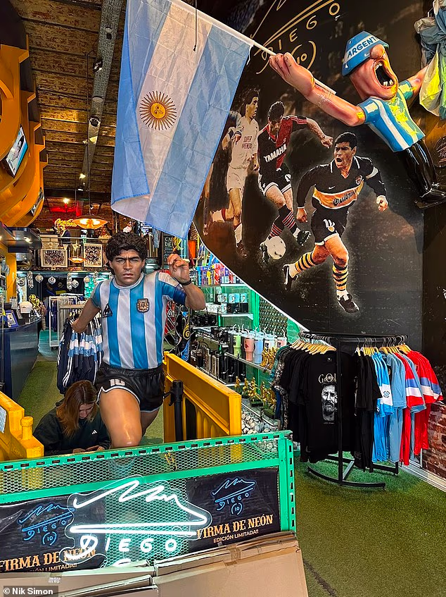 Takmer každý obchod v Caminito v Buenos Aires predáva argentínske dresy, ktoré sú autentickejšie ako iné, píše Nik Simon z Daily Mail Sport z hlavného mesta Argentíny.