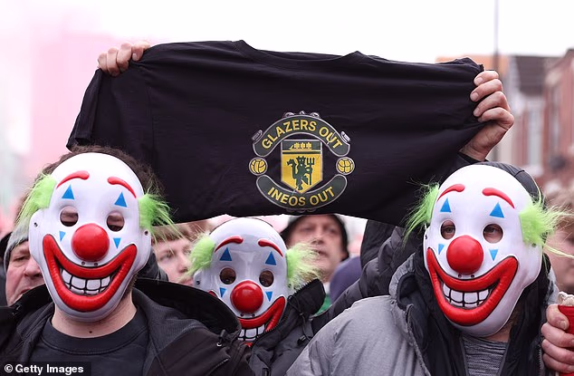 Fanúšikovia Manchestru United (na obrázku na proteste pred Old Trafford vo februári 2026) majú dlho problémy s vlastníctvom klubu.