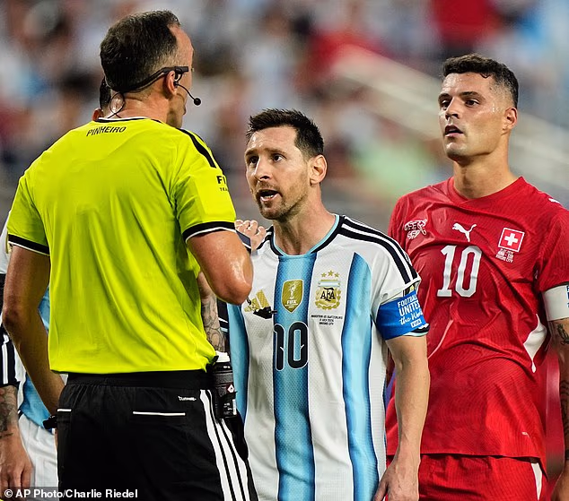 Lionel Messi sa vo štvrťfinále Argentíny priblížil k rozhodcovi Joaovi Pinheirovi