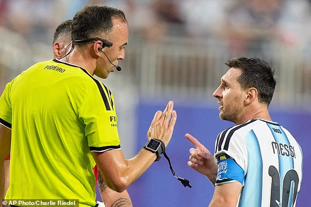 Lionel Messi nariadil rozhodcovi, aby s ním hovoril s rešpektom počas súboja Argentíny so Švajčiarskom