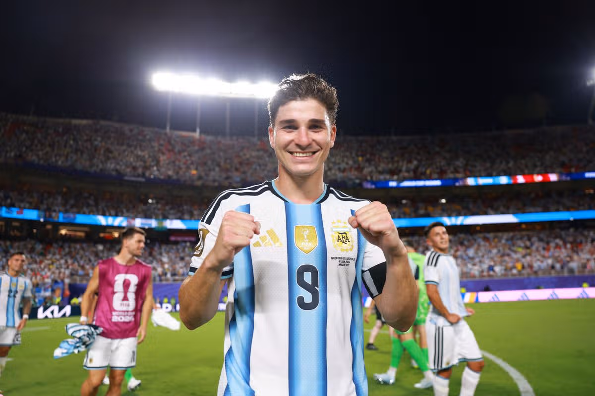 Julian Alvarez oslavuje po štvrťfinálovom zápase majstrovstiev sveta vo futbale 2026 medzi Argentínou a Švajčiarskom.