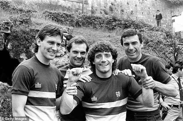 Kevin Keegan išiel príkladom, keď sa Bryan Robson pripojil k anglickému tímu